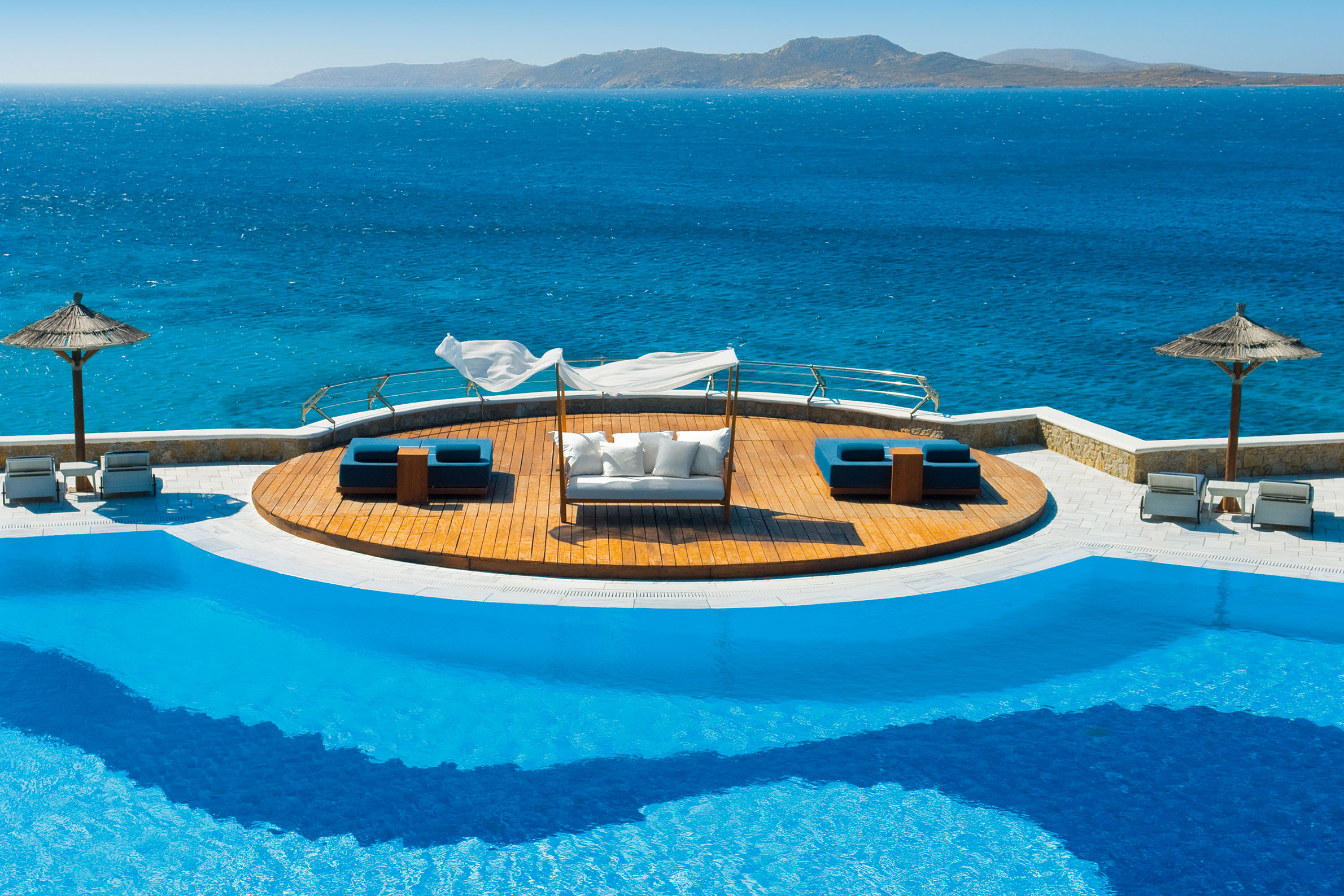 Отели 50 м от моря. Гостиница на острове Миконос. Mykonos Grand Hotel & Resort. Бассейн с красивым видом. Море с отелем.